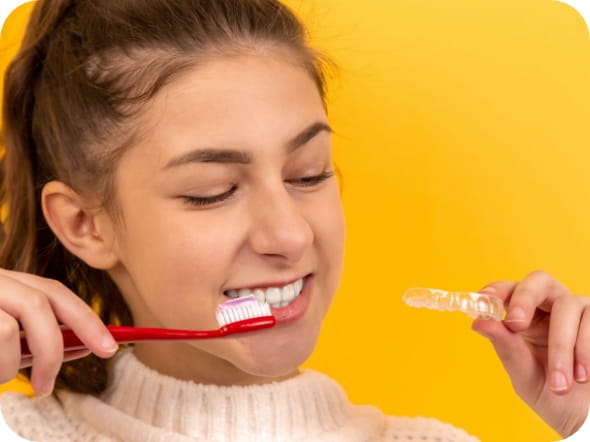 女性が歯を磨いている画像