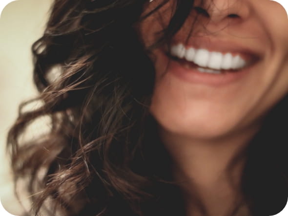 白い歯の女性の画像
